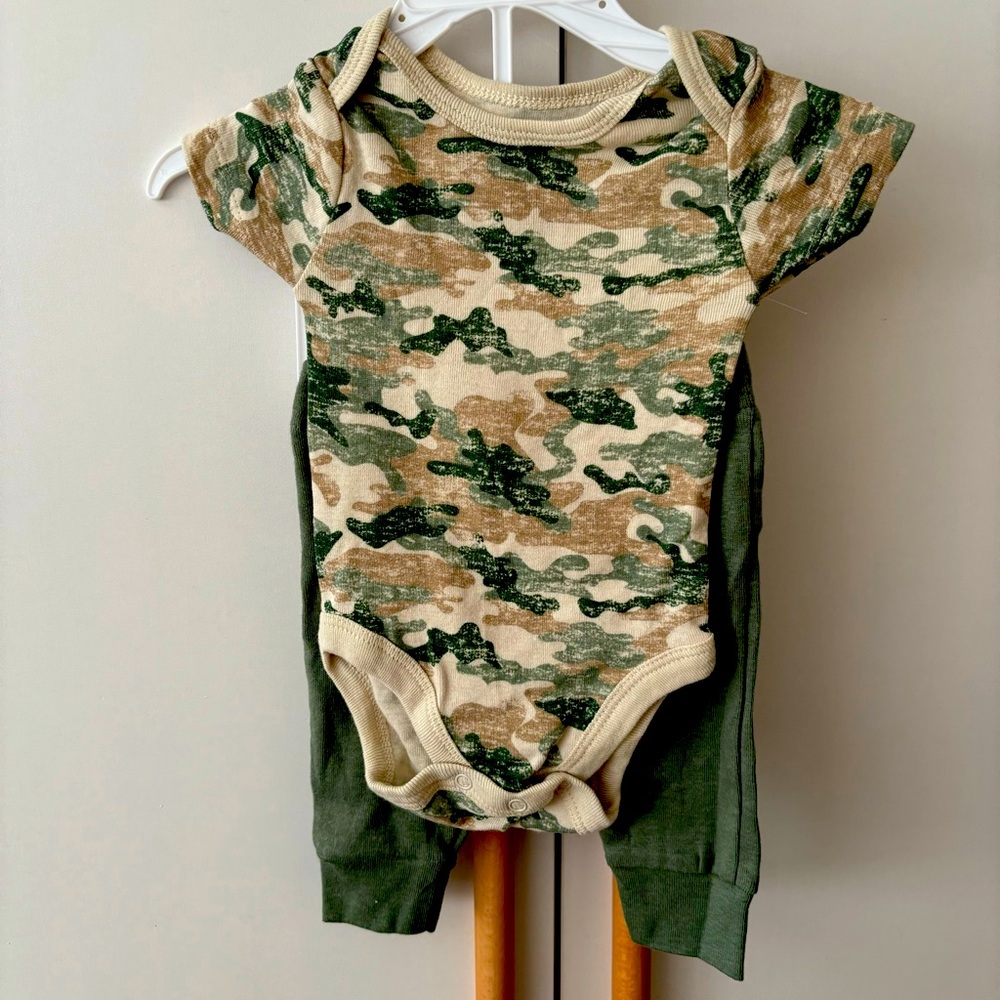 NWOT 2 Piece Baby Set